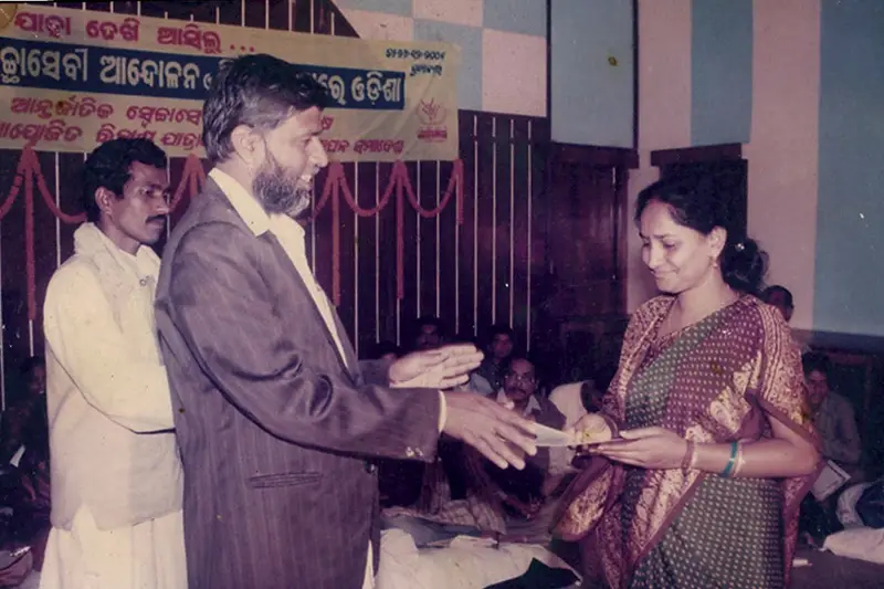 Naba Krushna Choudhury Memorial Sanman being presented to Mrs. Minati Bindhani, 2001.
