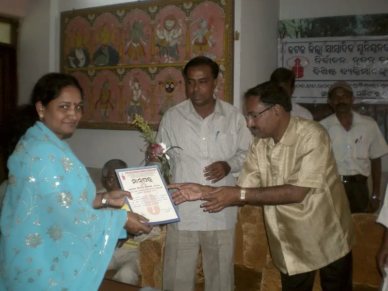 Best Social Activist being presented to Mrs. Minati Bindhani, 2009.